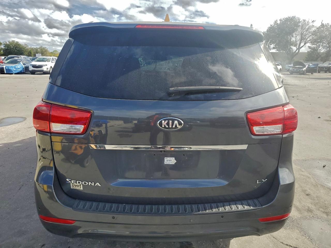 2017 KIA SEDONA LX photo 6