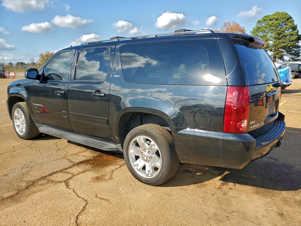 2010 GMC YUKON XL K1500 SLT photo 2