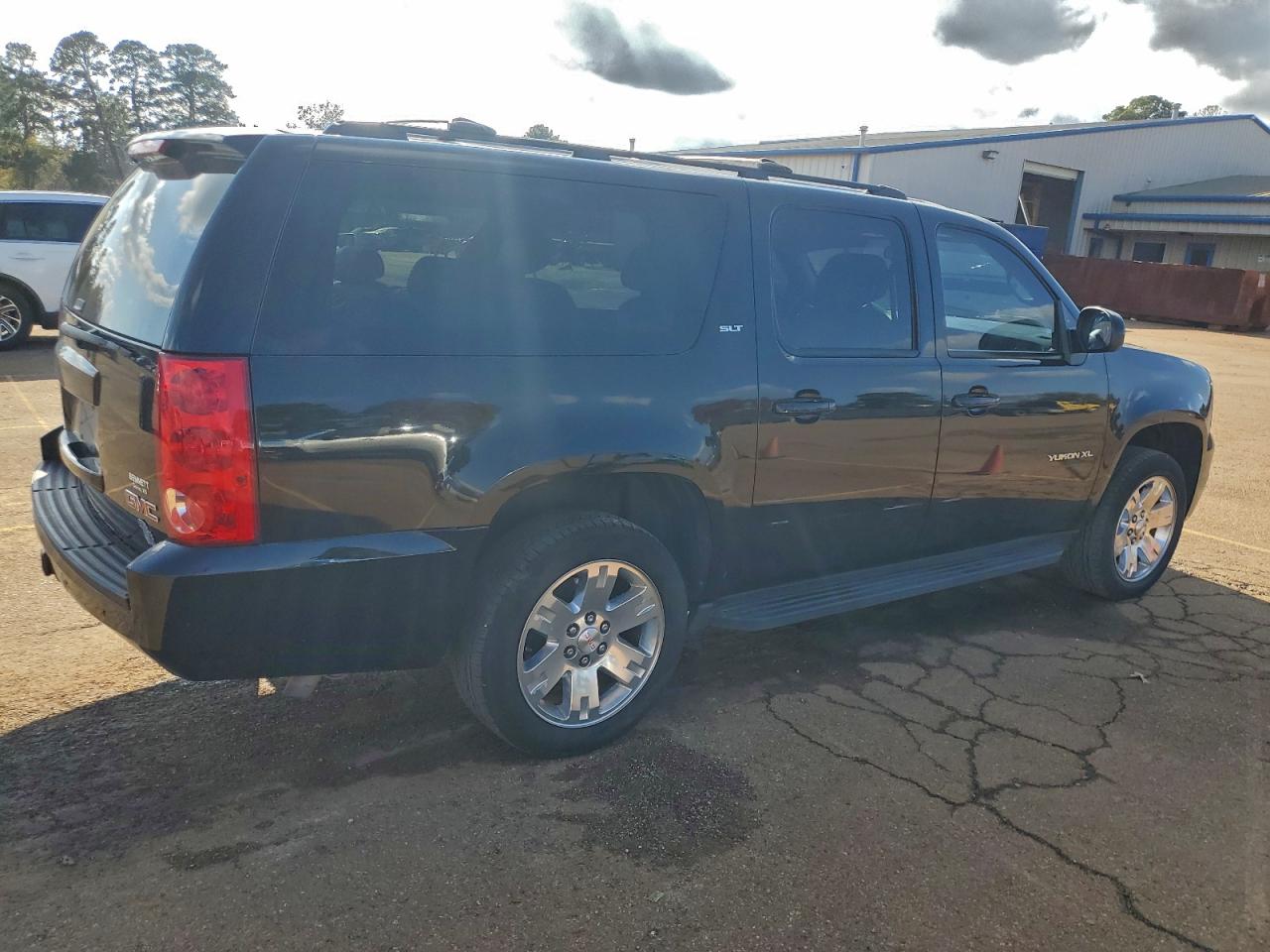 2010 GMC YUKON XL K1500 SLT photo 3