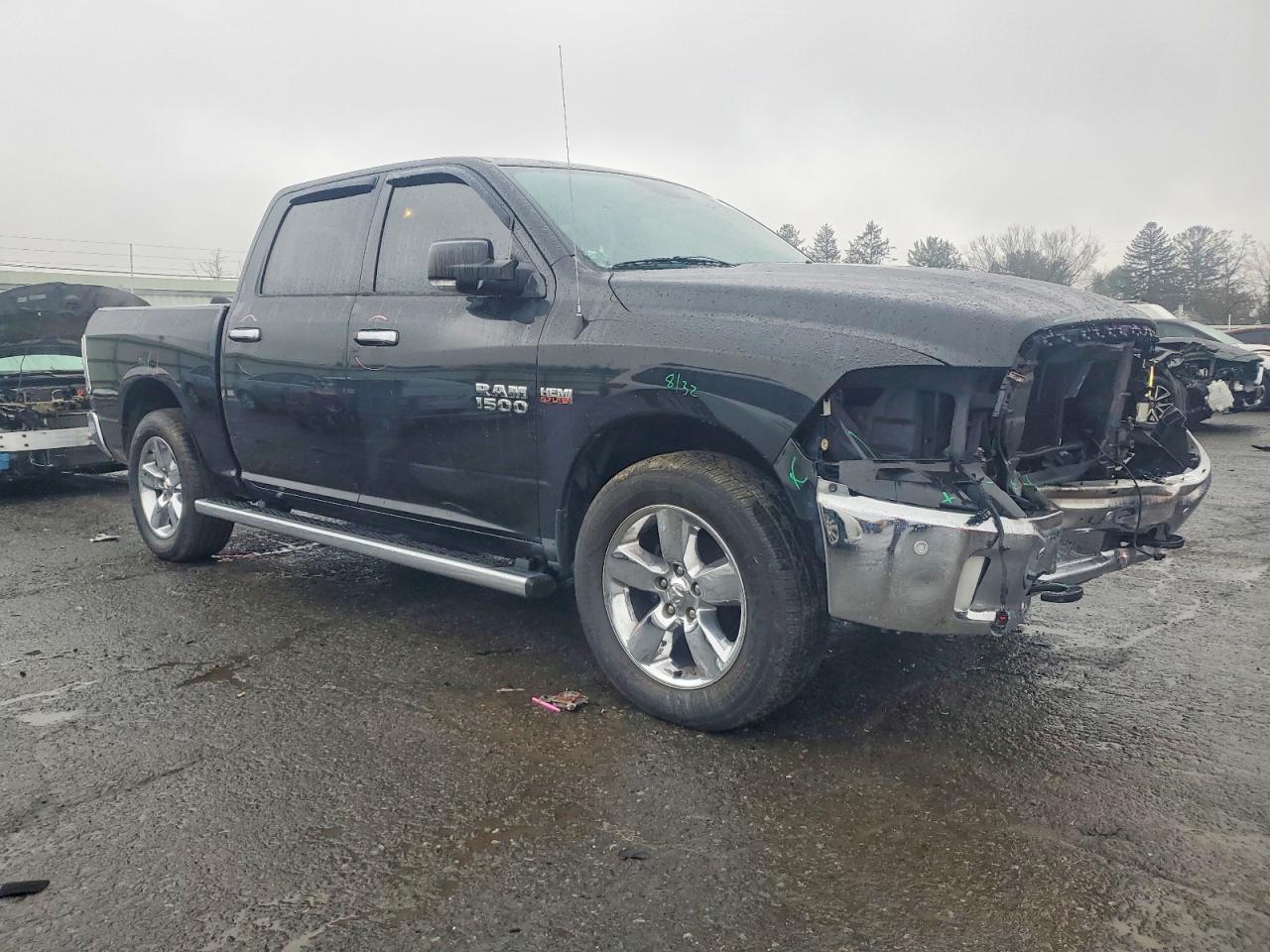 2017 RAM 1500 SLT photo 4