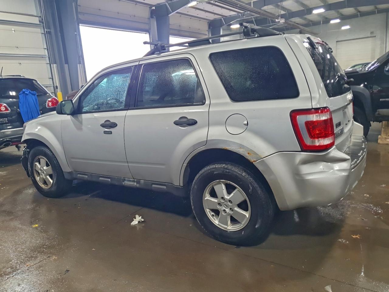 2011 FORD ESCAPE XLT photo 2