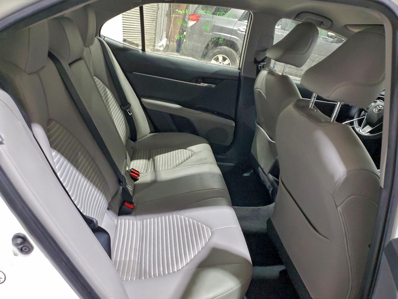 2018 TOYOTA CAMRY L photo 10