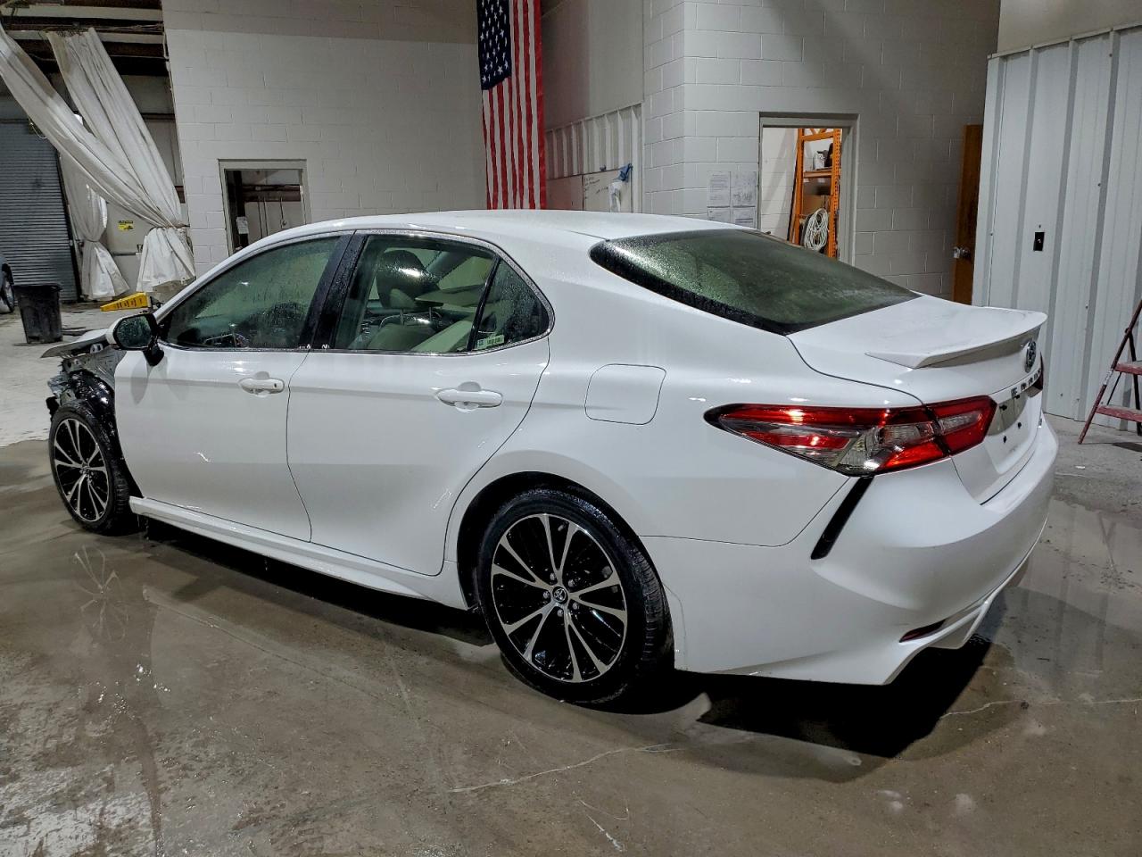 2018 TOYOTA CAMRY L photo 2