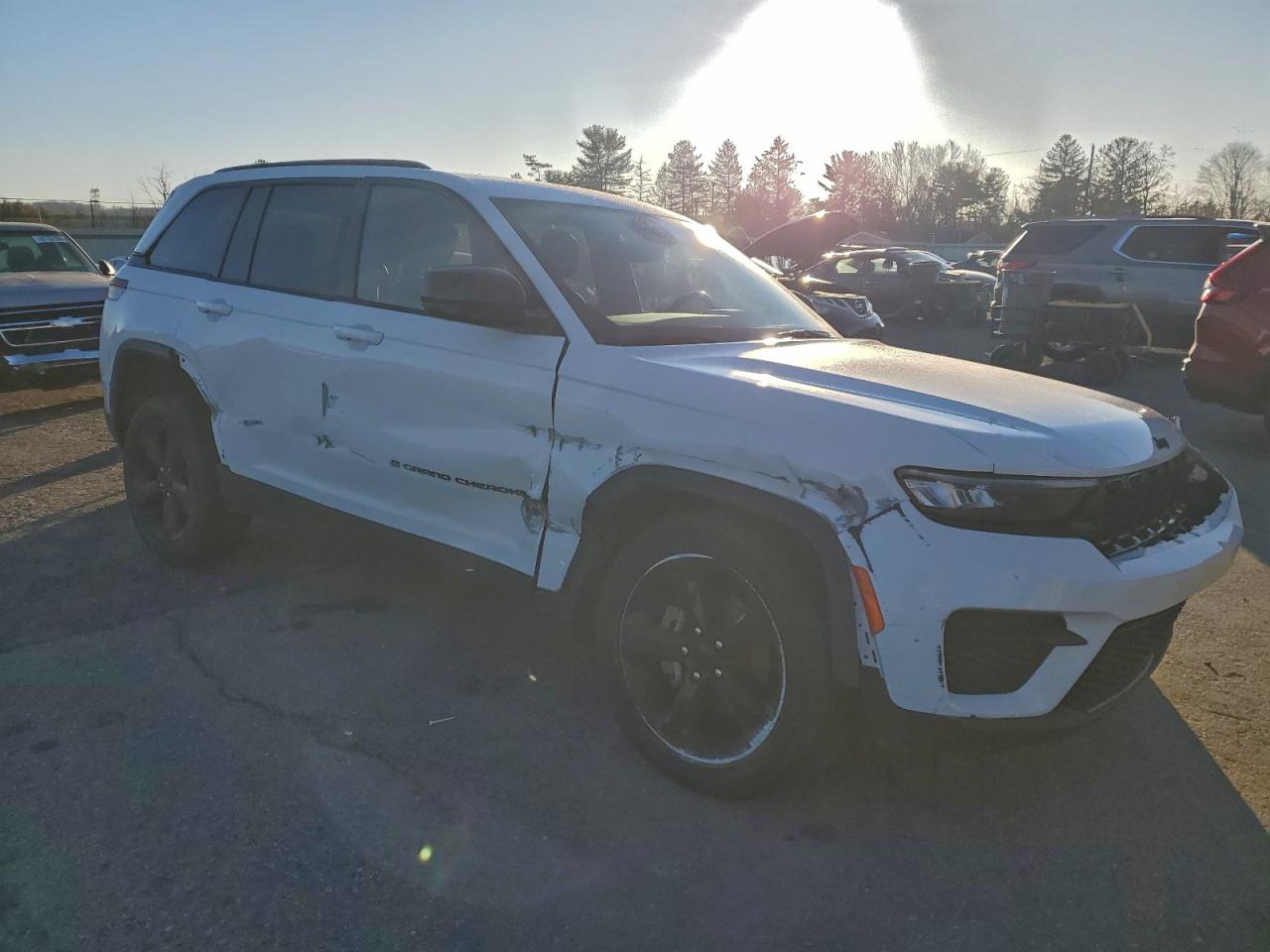 2022 JEEP GRAND CHEROKEE LAREDO photo 4