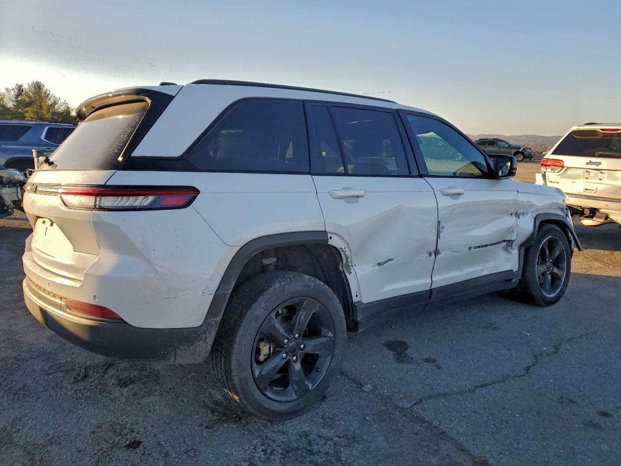 2022 JEEP GRAND CHEROKEE LAREDO photo 3