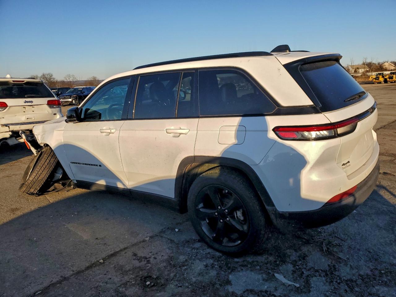 2022 JEEP GRAND CHEROKEE LAREDO photo 2