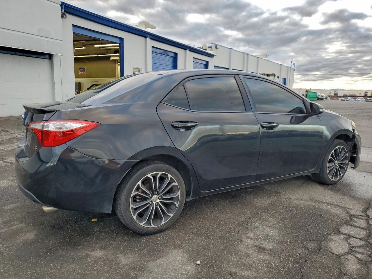 2015 TOYOTA COROLLA L photo 3