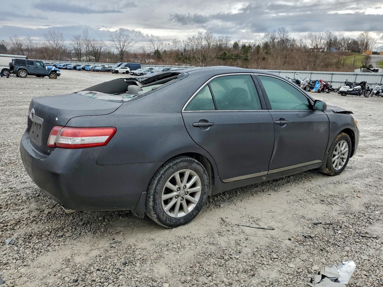 2011 TOYOTA CAMRY SE photo 3