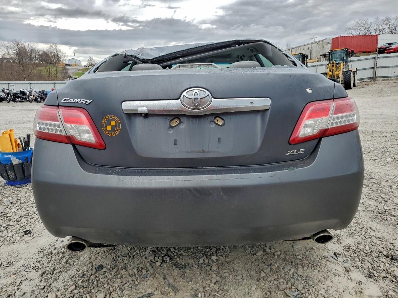2011 TOYOTA CAMRY SE photo 6