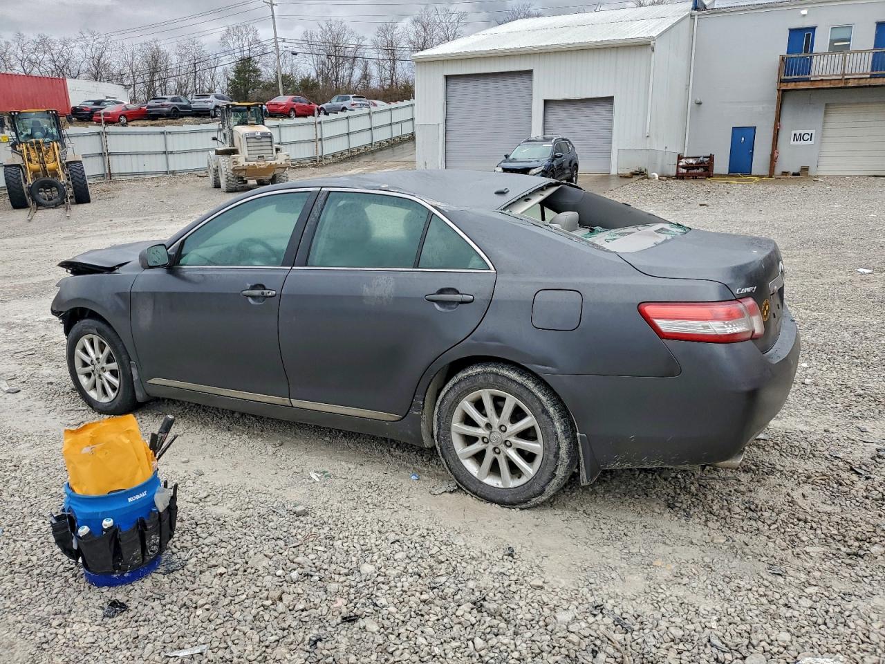 2011 TOYOTA CAMRY SE photo 2