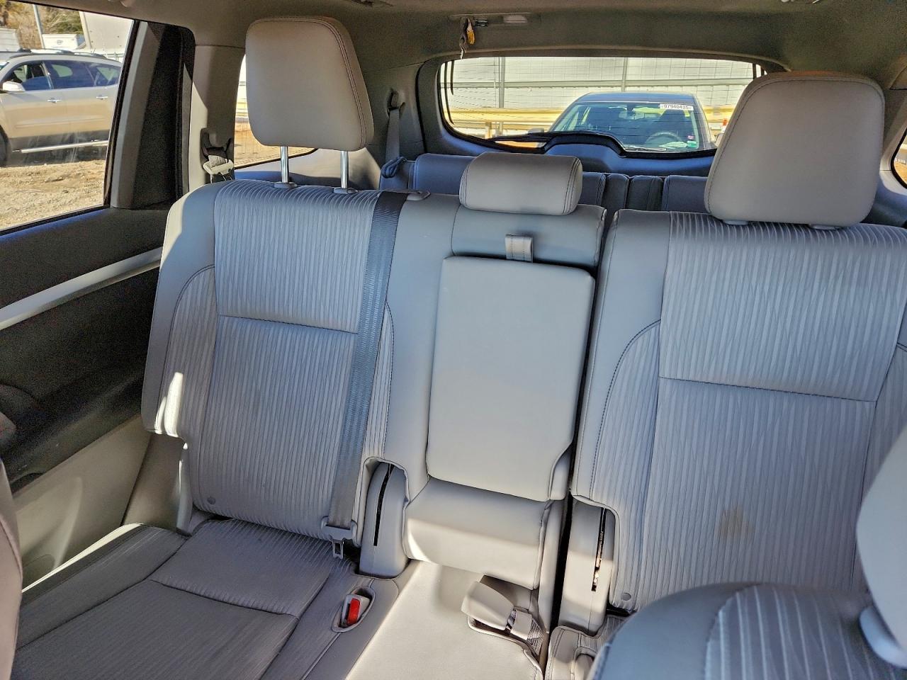 2016 TOYOTA HIGHLANDER LE photo 10