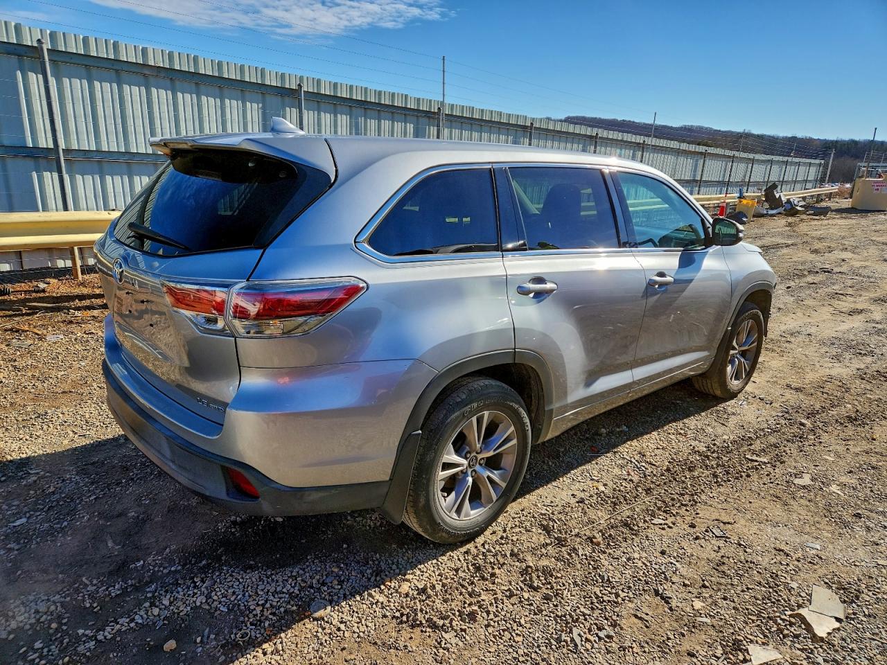2016 TOYOTA HIGHLANDER LE photo 3