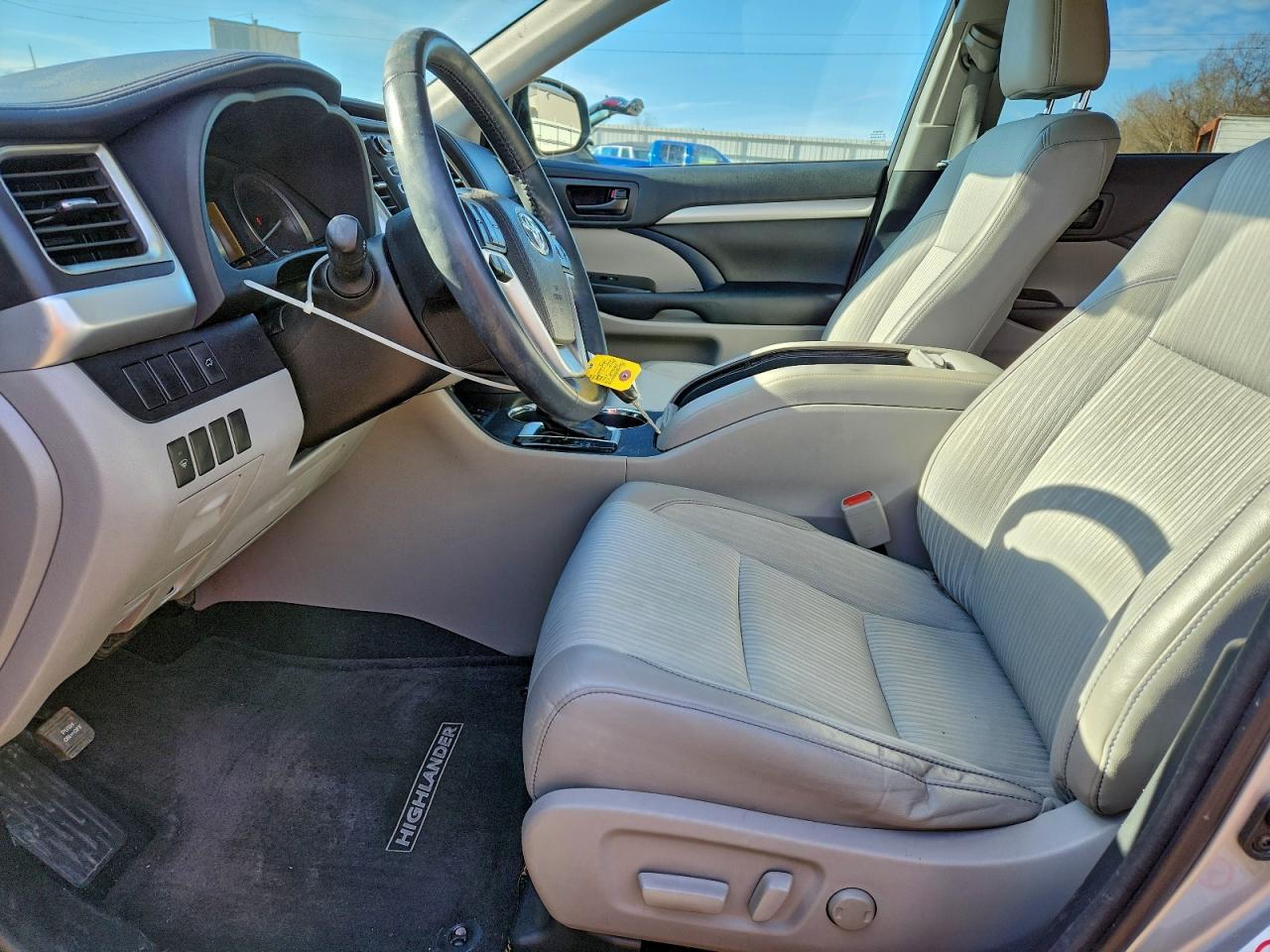 2016 TOYOTA HIGHLANDER LE photo 7