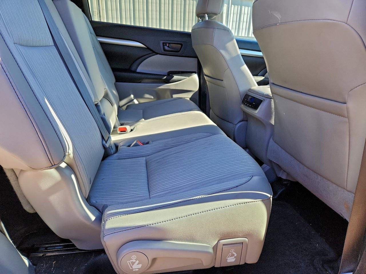 2016 TOYOTA HIGHLANDER LE photo 11