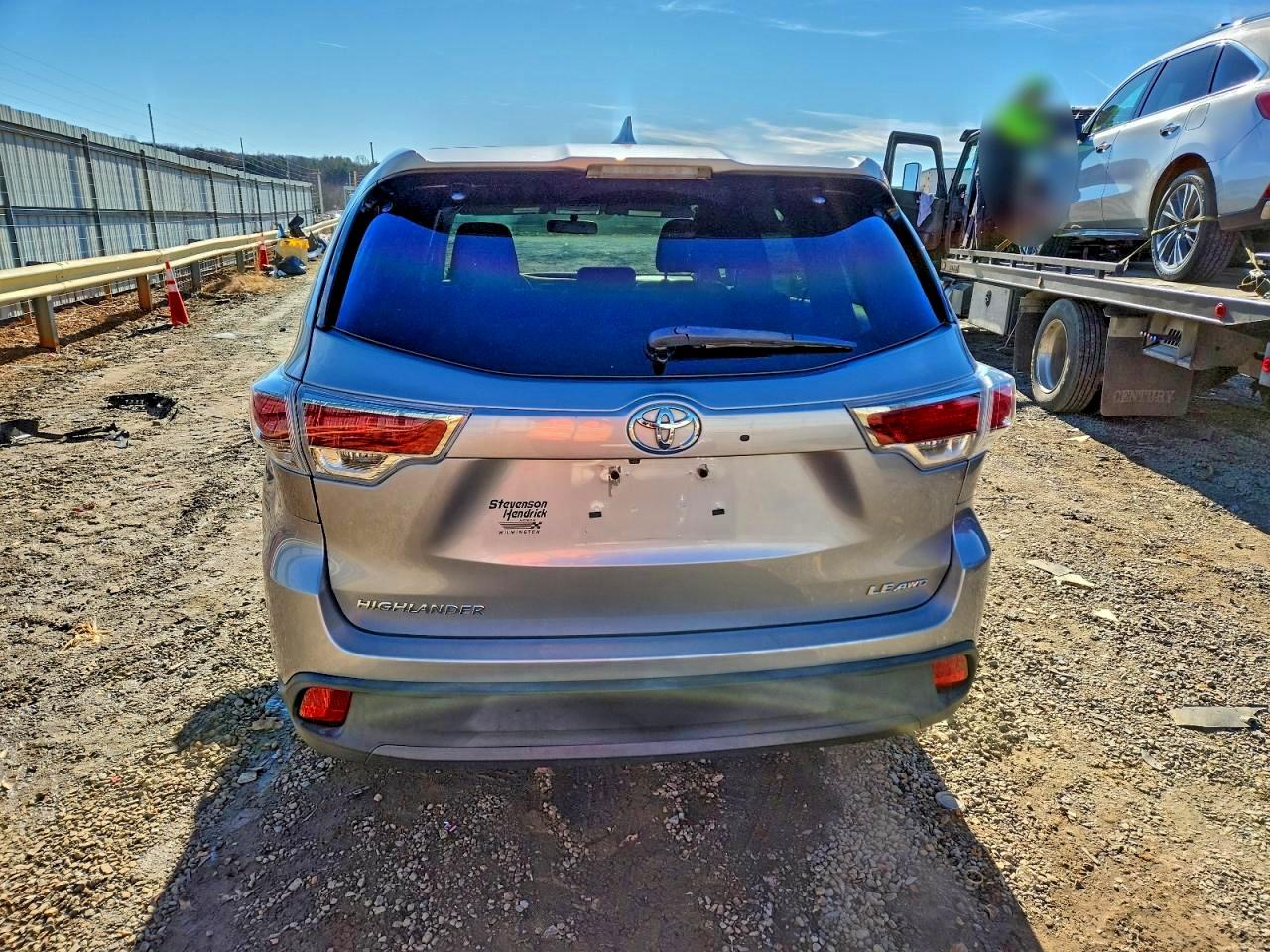 2016 TOYOTA HIGHLANDER LE photo 6