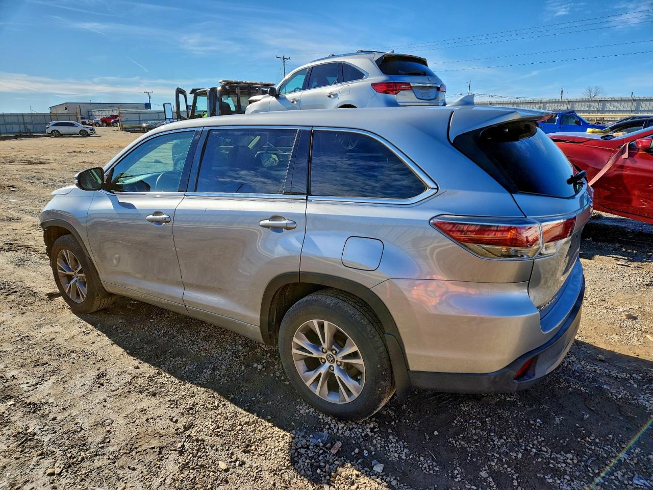 2016 TOYOTA HIGHLANDER LE photo 2