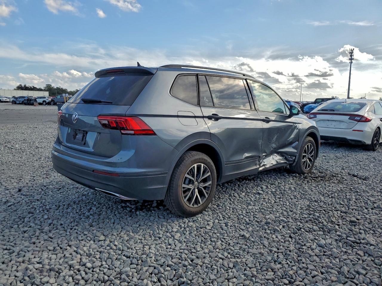 2021 VOLKSWAGEN TIGUAN S photo 3