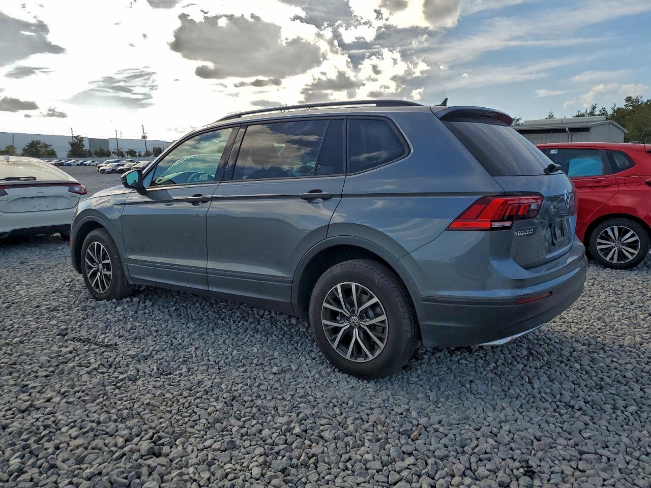 2021 VOLKSWAGEN TIGUAN S photo 2