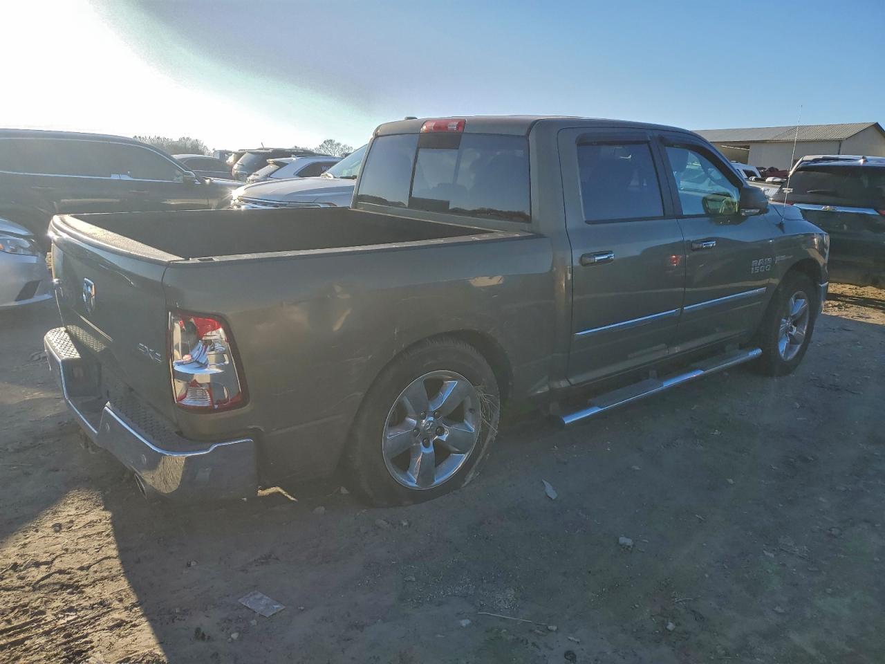 2014 RAM 1500 SLT photo 3