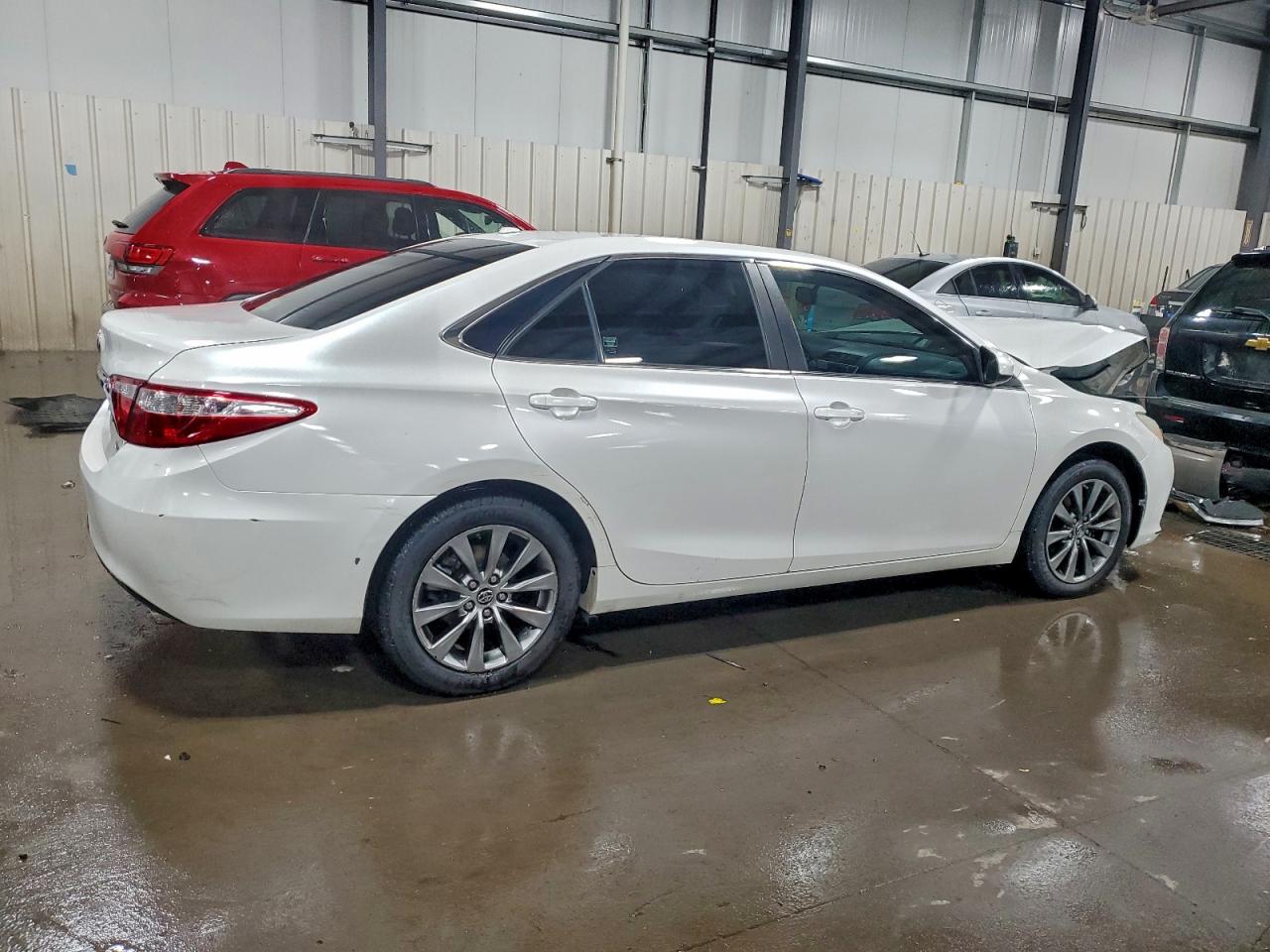 2015 TOYOTA CAMRY LE photo 3
