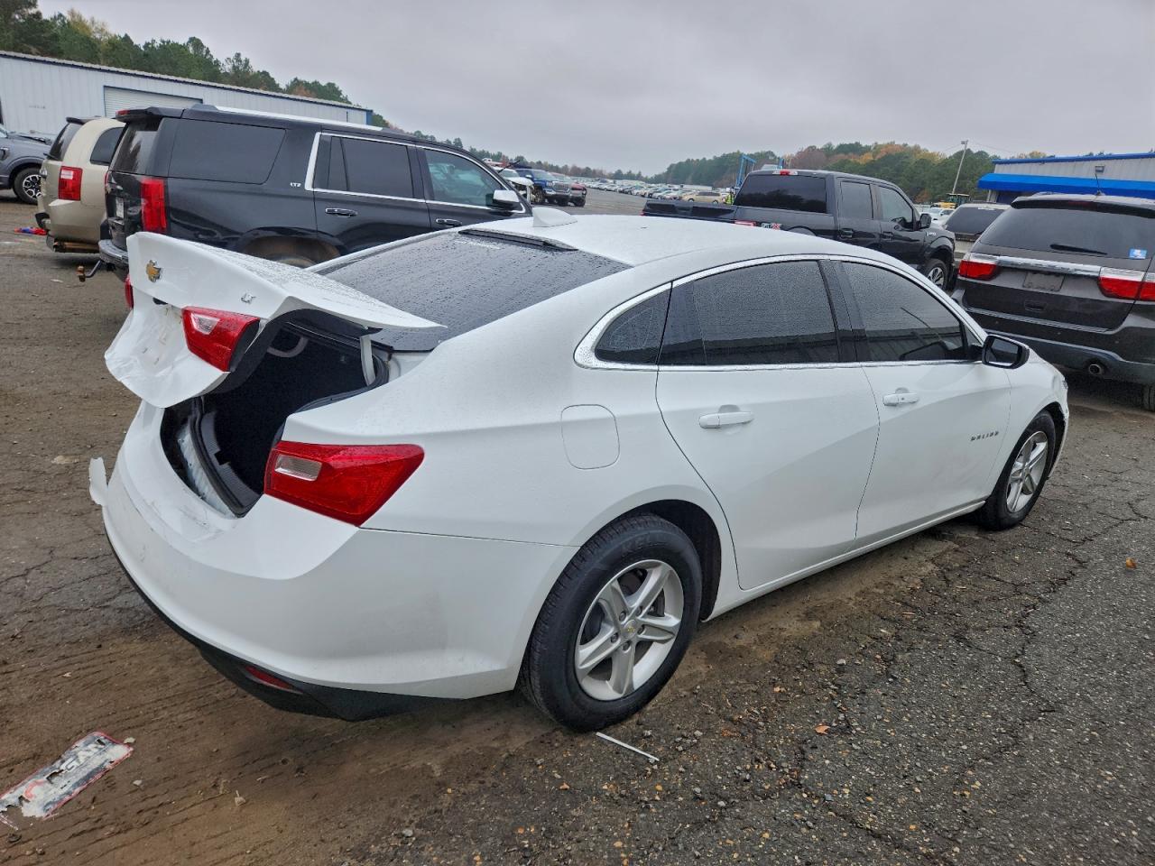 2023 CHEVROLET MALIBU LT photo 3
