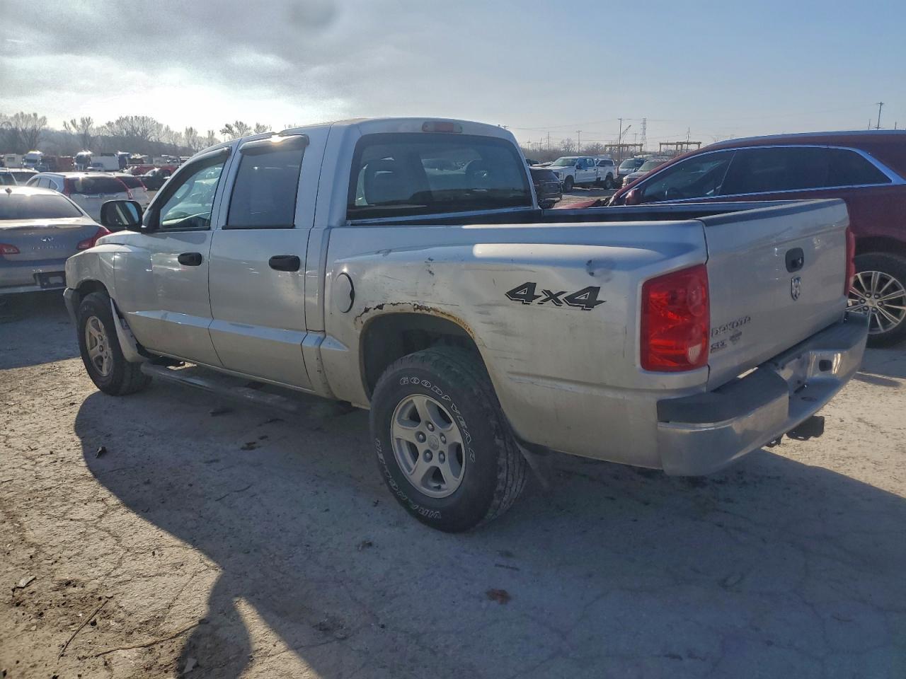2005 DODGE DAKOTA QUAD photo 2
