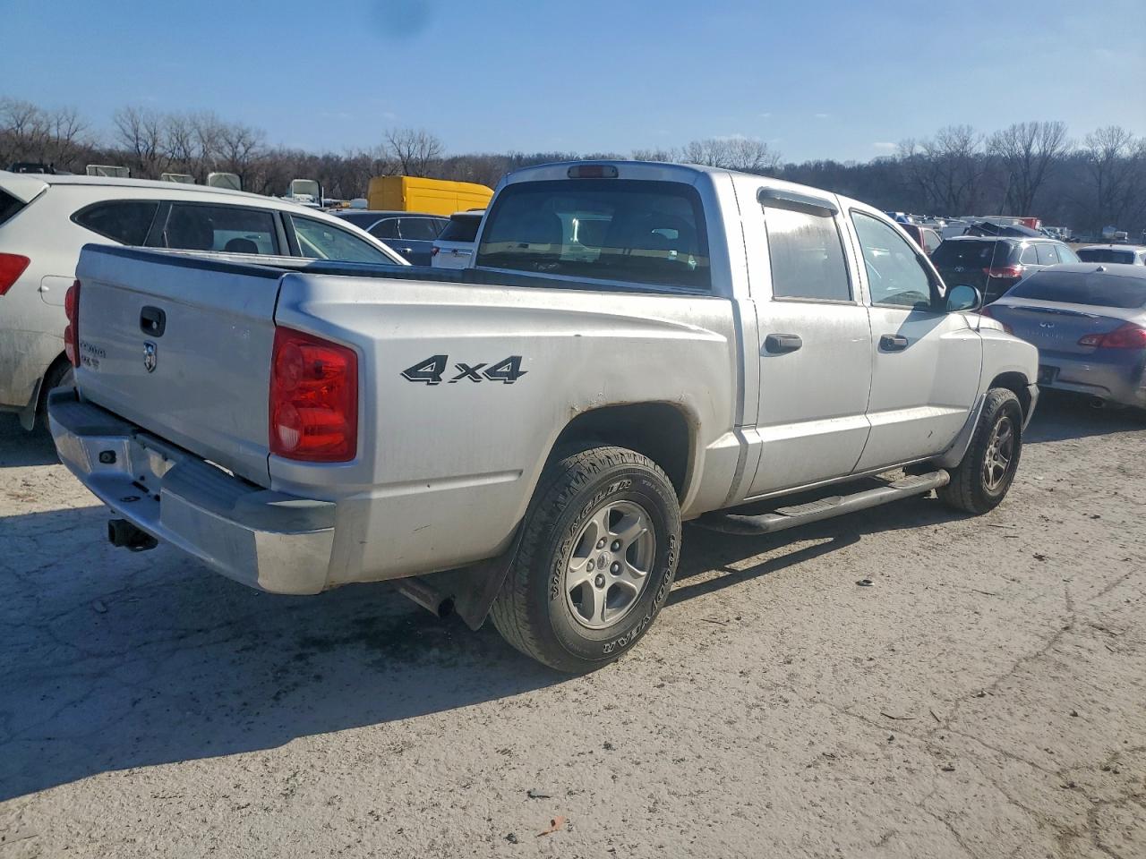 2005 DODGE DAKOTA QUAD photo 3