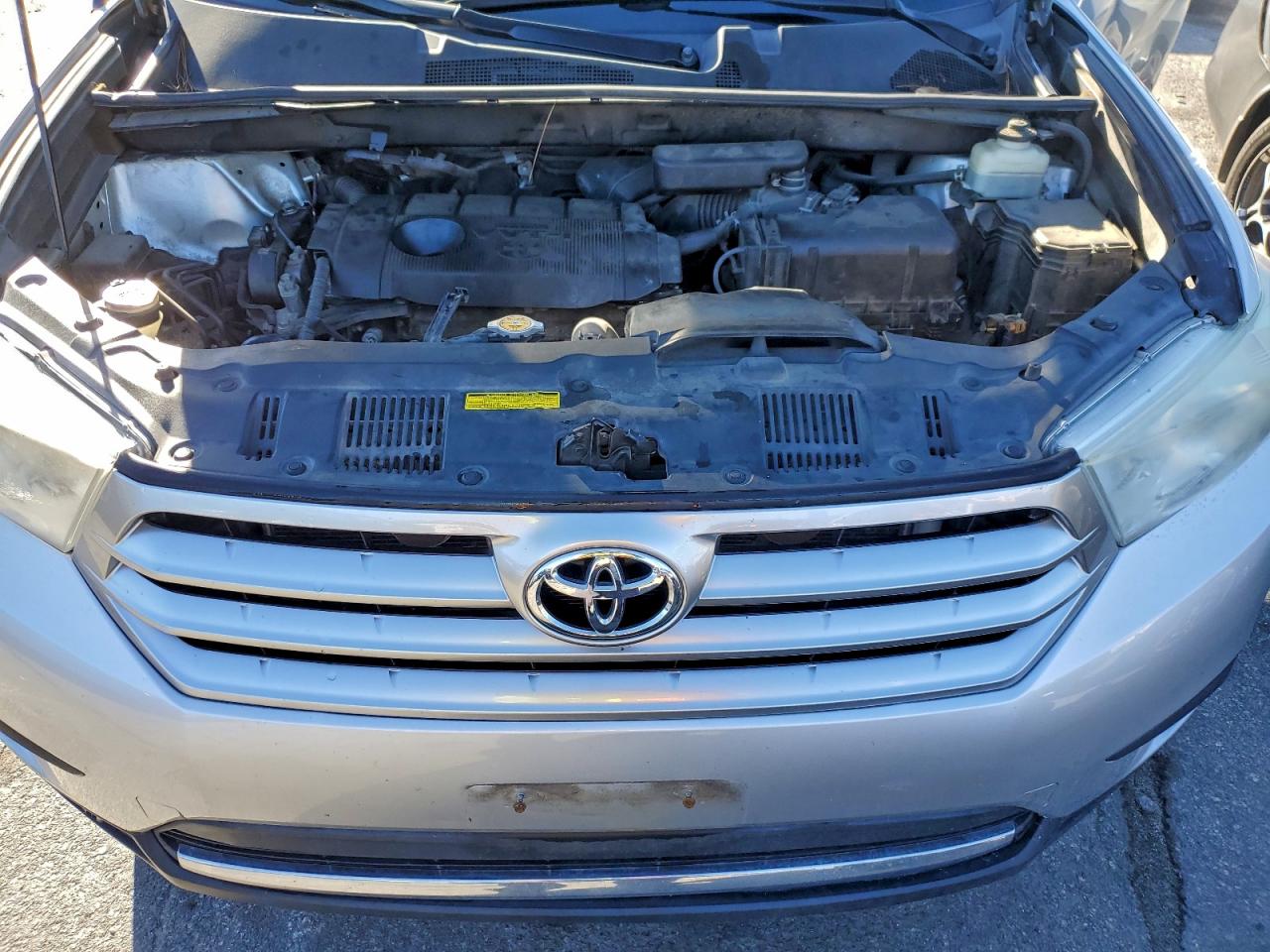 2011 TOYOTA HIGHLANDER BASE photo 12