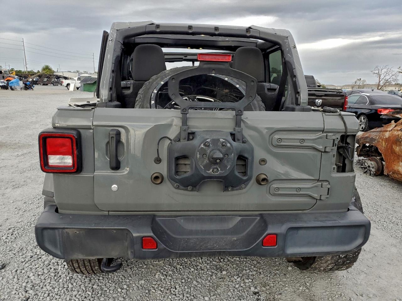 2019 JEEP WRANGLER UNLIMITED SAHARA photo 6