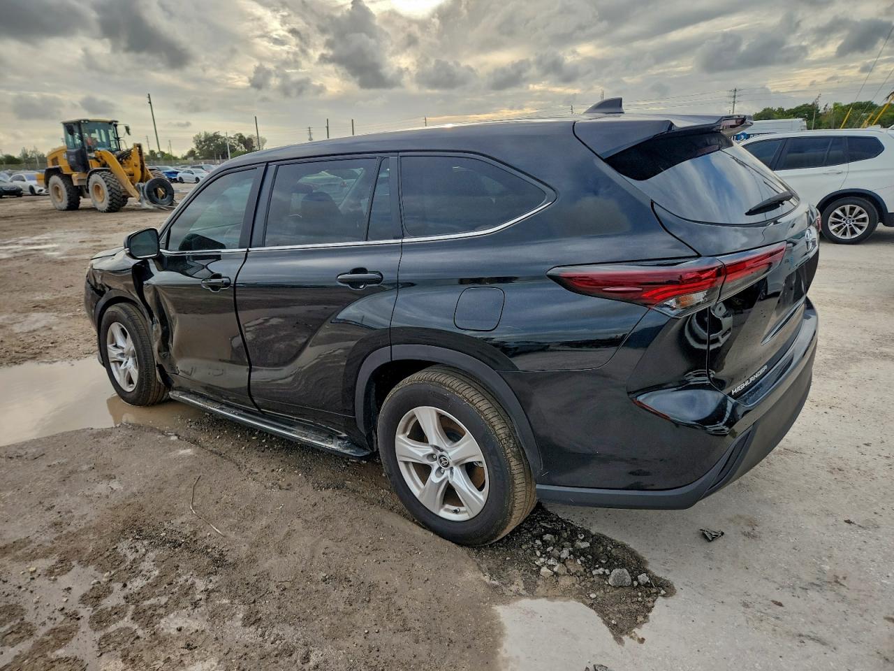 2024 TOYOTA HIGHLANDER LE photo 2