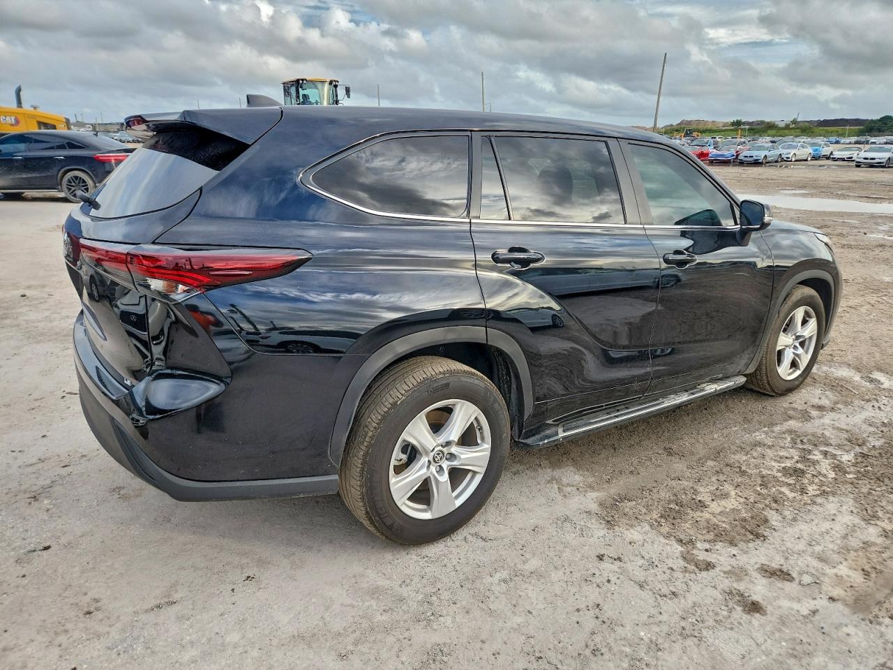 2024 TOYOTA HIGHLANDER LE photo 3