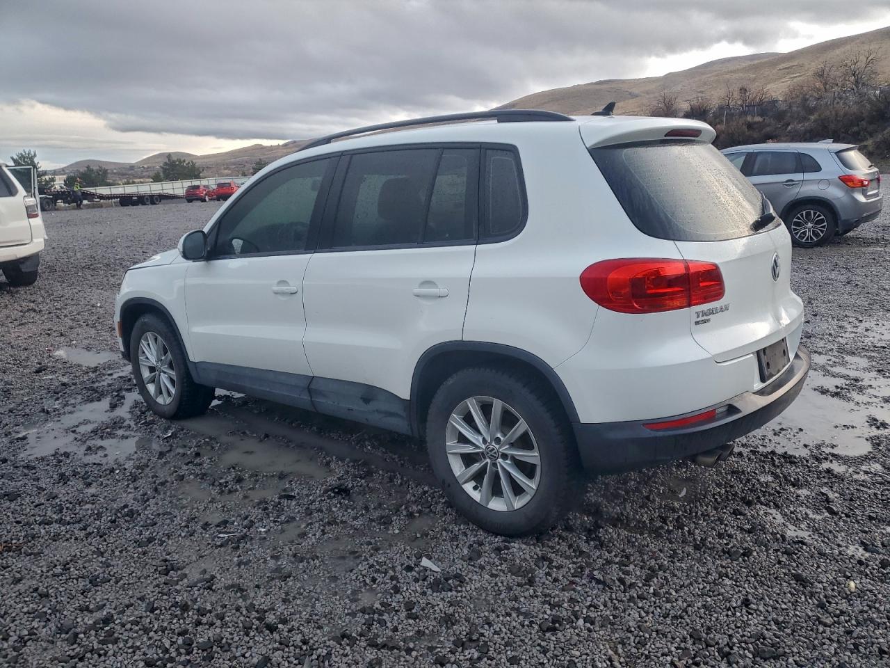 2017 VOLKSWAGEN TIGUAN S photo 2