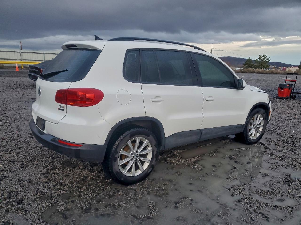 2017 VOLKSWAGEN TIGUAN S photo 3
