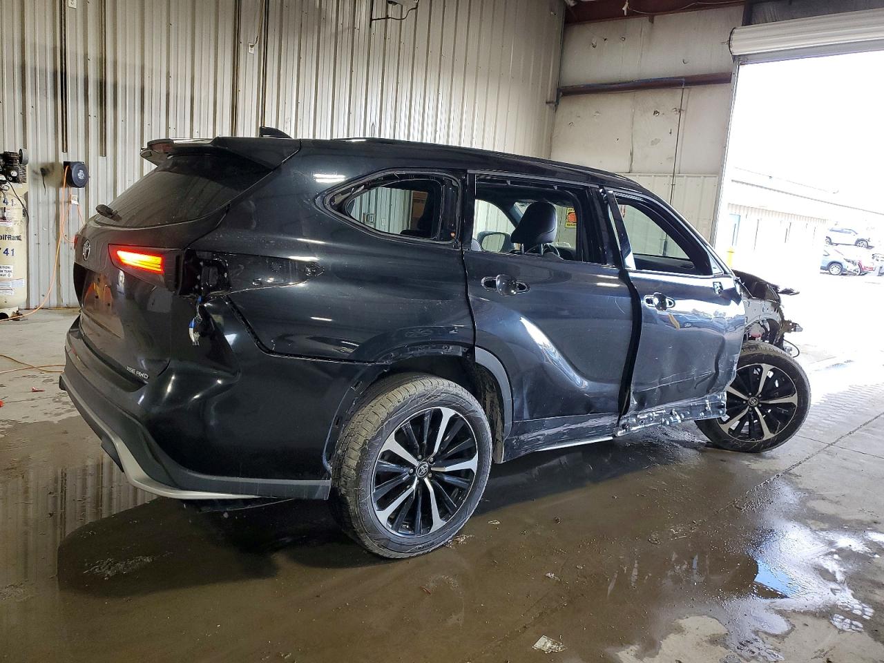 2022 TOYOTA HIGHLANDER XSE photo 3