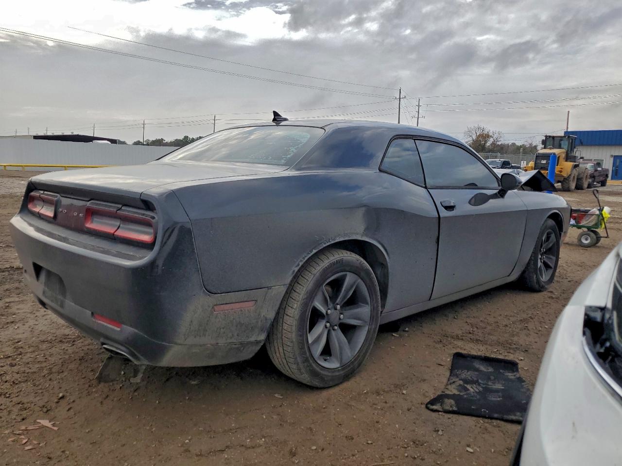 2016 DODGE CHALLENGER SXT photo 3