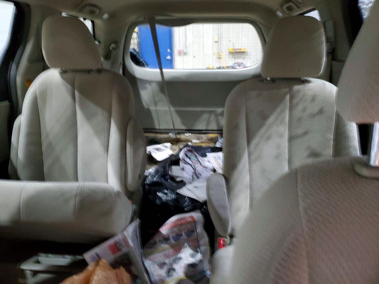 2014 TOYOTA SIENNA LE 7-PASSENGER photo 19
