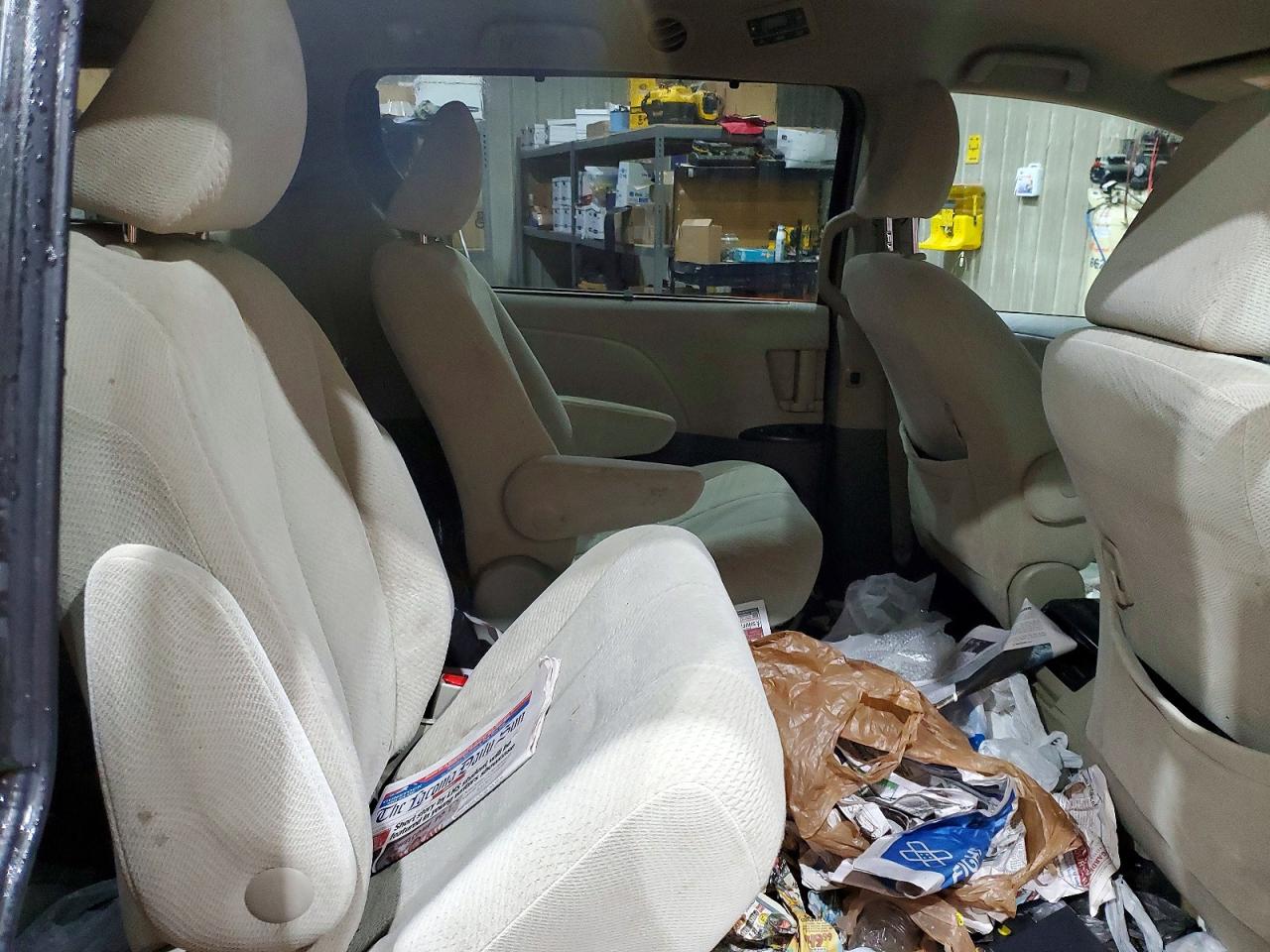 2014 TOYOTA SIENNA LE 7-PASSENGER photo 21