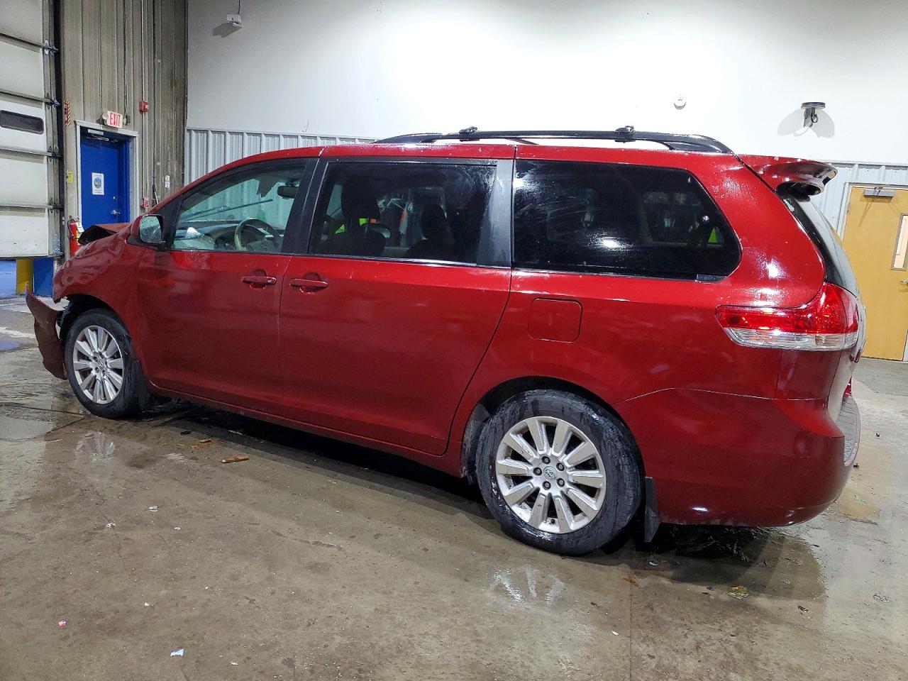 2014 TOYOTA SIENNA LE 7-PASSENGER photo 3