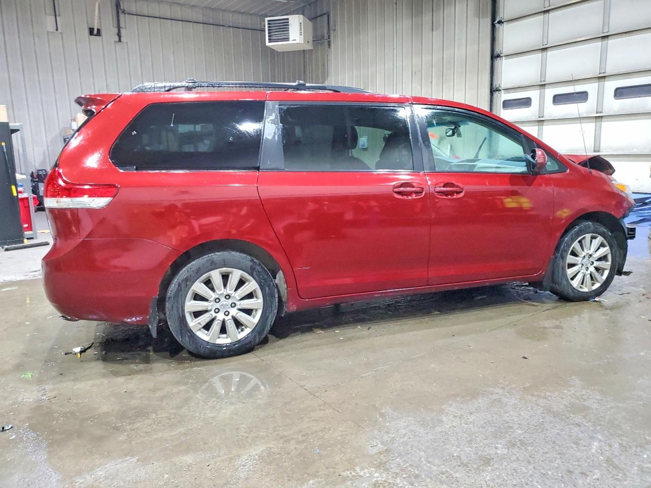 2014 TOYOTA SIENNA LE 7-PASSENGER photo 5