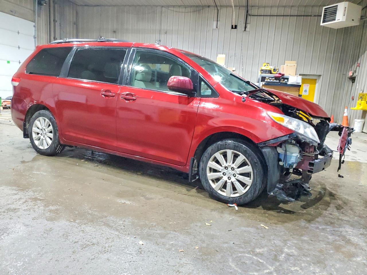 2014 TOYOTA SIENNA LE 7-PASSENGER photo 7