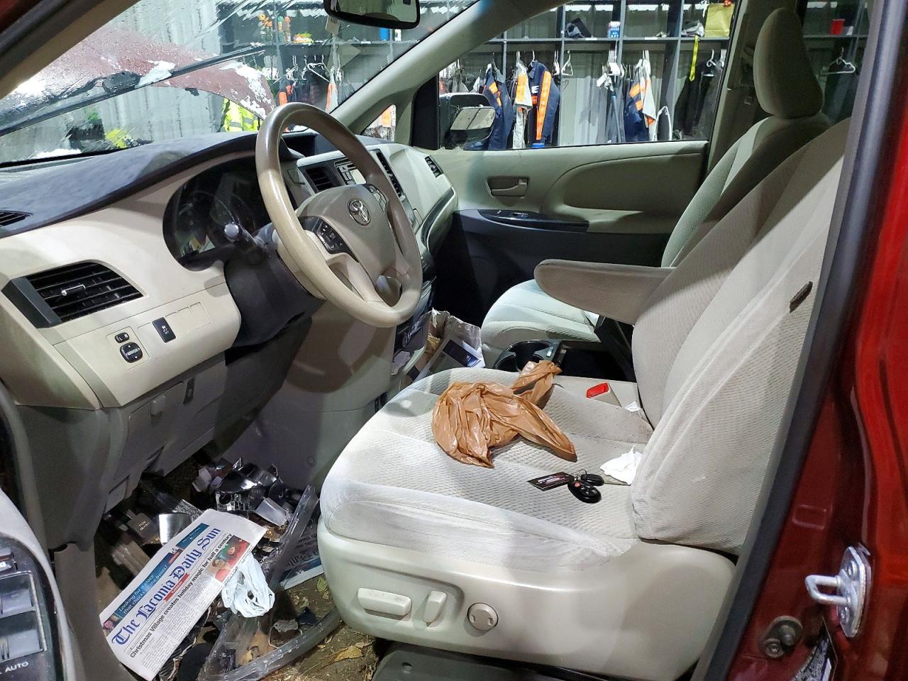 2014 TOYOTA SIENNA LE 7-PASSENGER photo 13