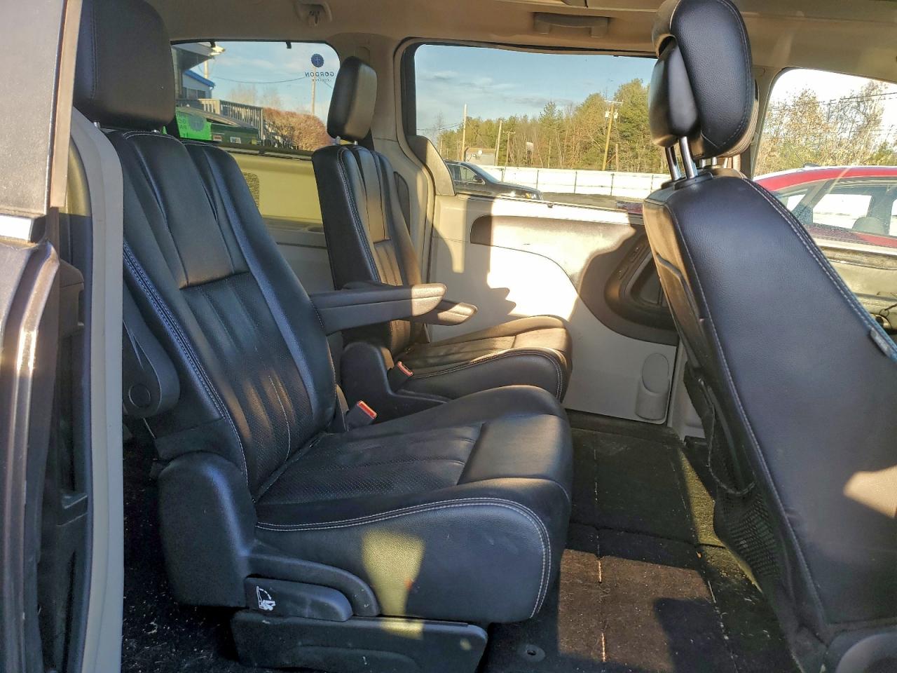2015 CHRYSLER TOWN & COUNTRY TOURING L photo 11
