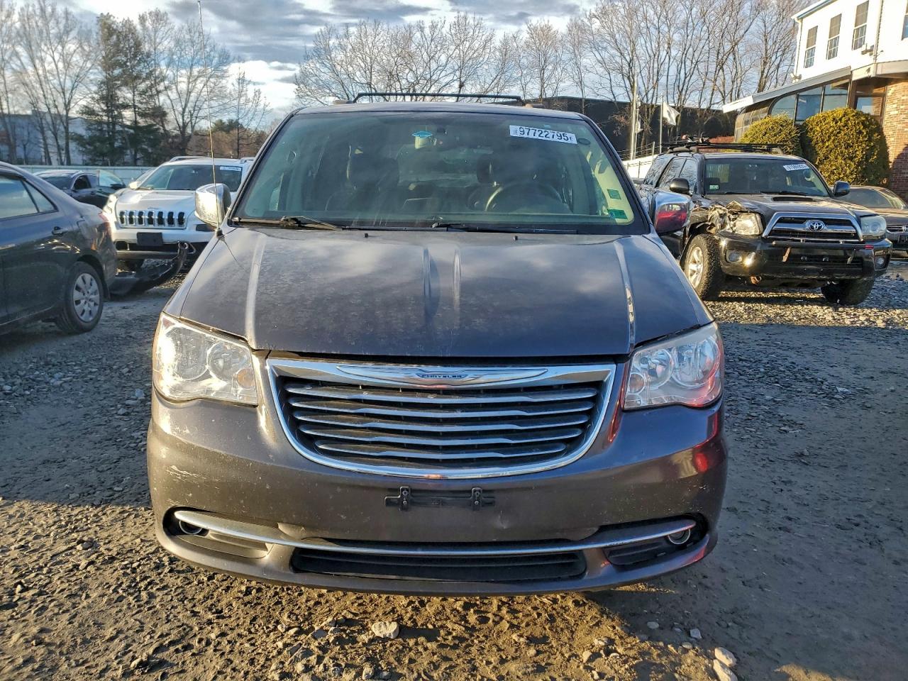 2015 CHRYSLER TOWN & COUNTRY TOURING L photo 5