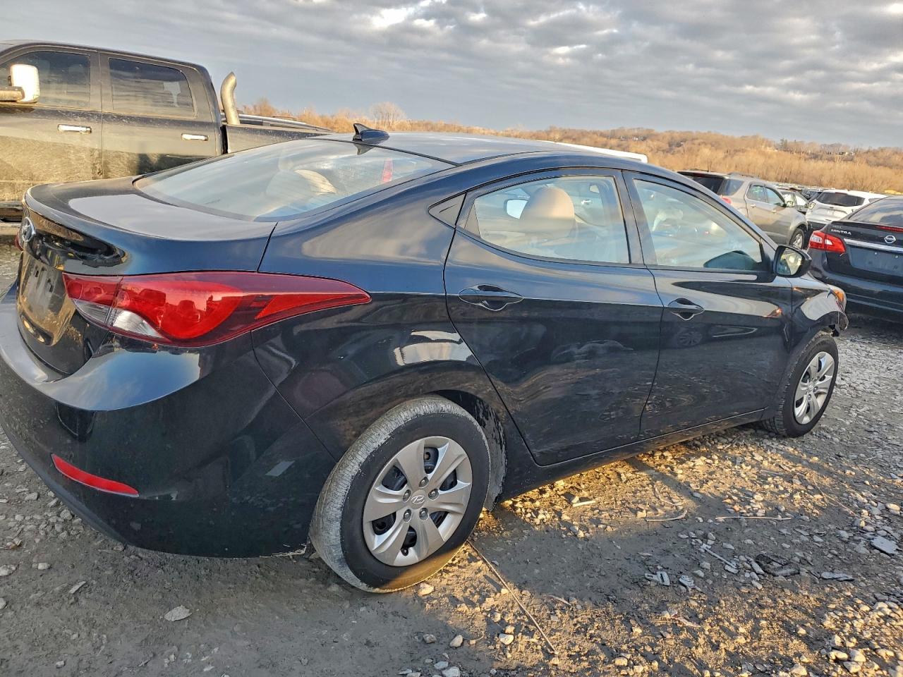 2016 HYUNDAI ELANTRA SE photo 3