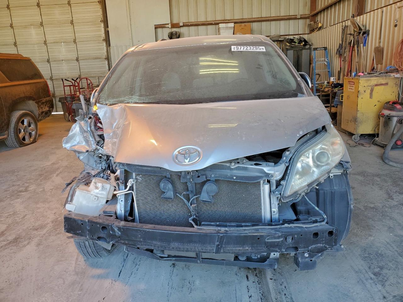 2017 TOYOTA SIENNA LE photo 5