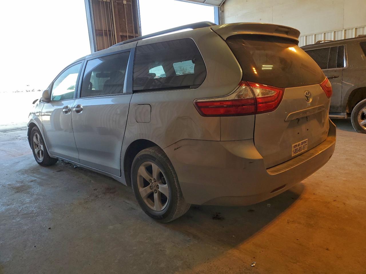 2017 TOYOTA SIENNA LE photo 2