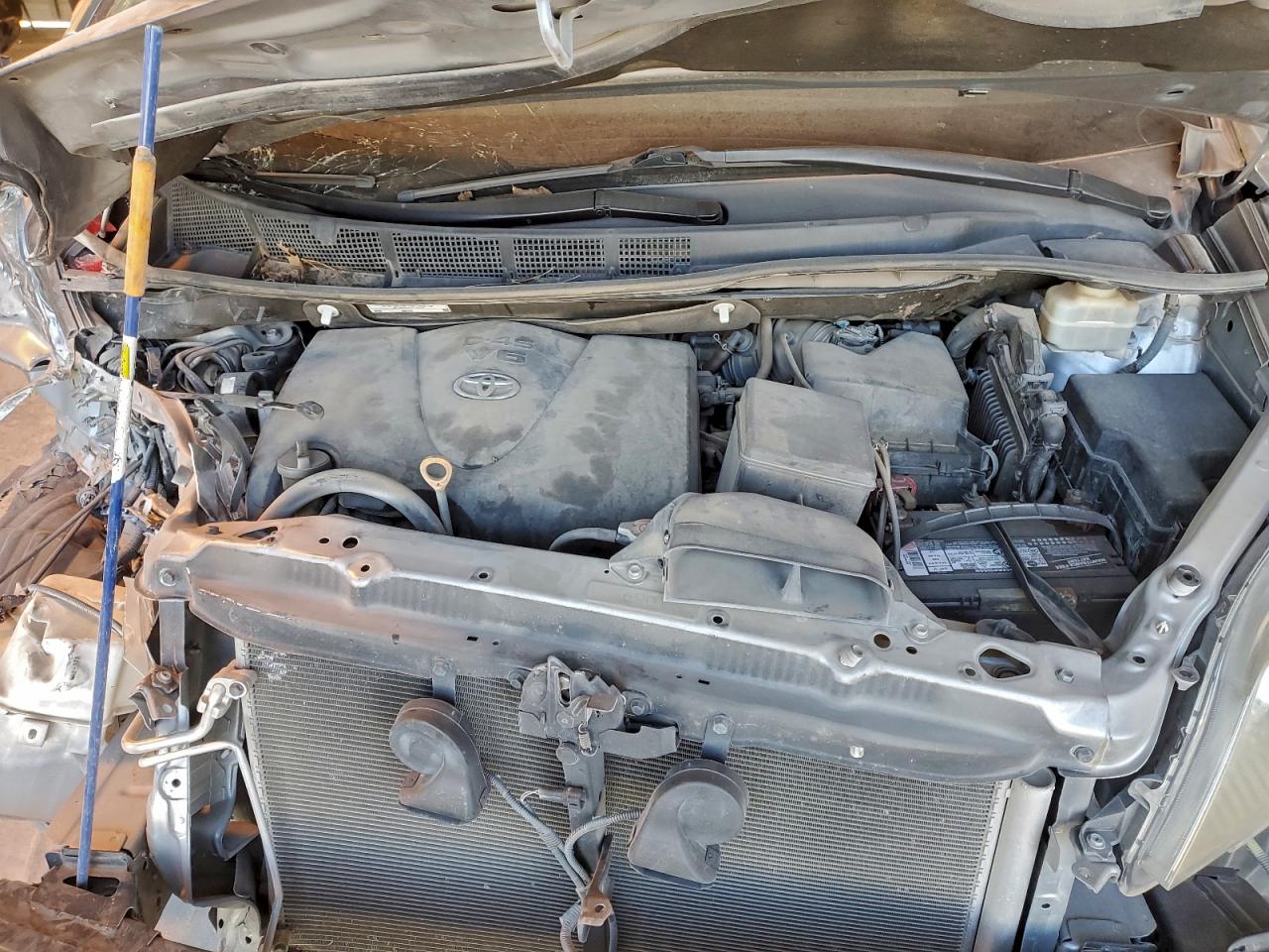 2017 TOYOTA SIENNA LE photo 12