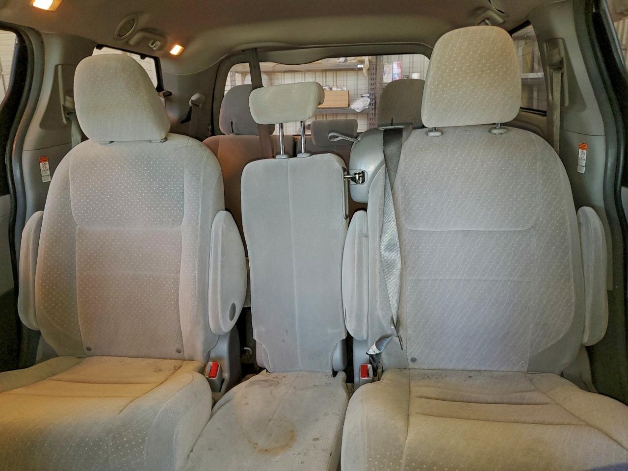 2017 TOYOTA SIENNA LE photo 10