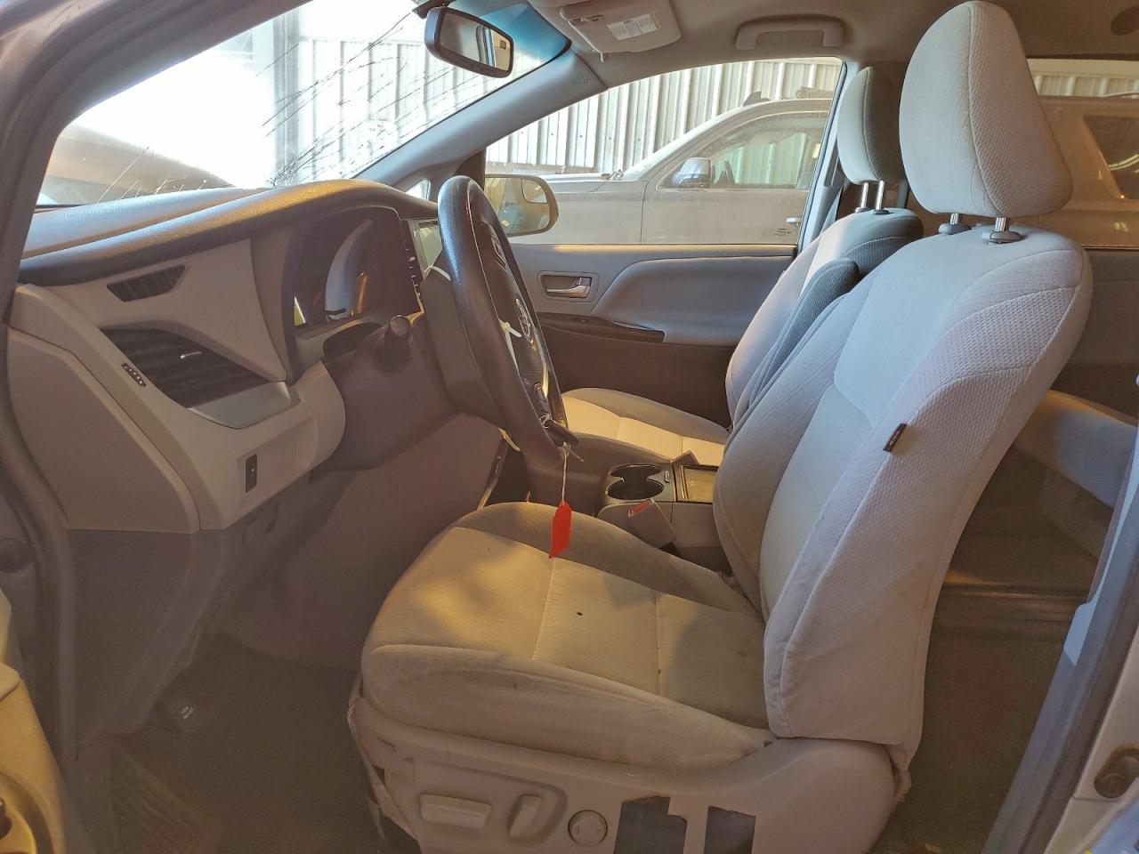 2017 TOYOTA SIENNA LE photo 7