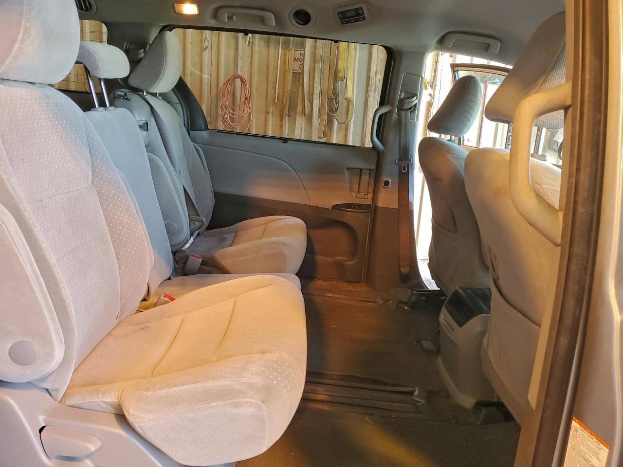 2017 TOYOTA SIENNA LE photo 11